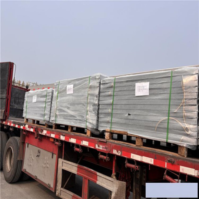 混凝土电缆沟盖板内有钢筋加固铁锐工厂常年生产