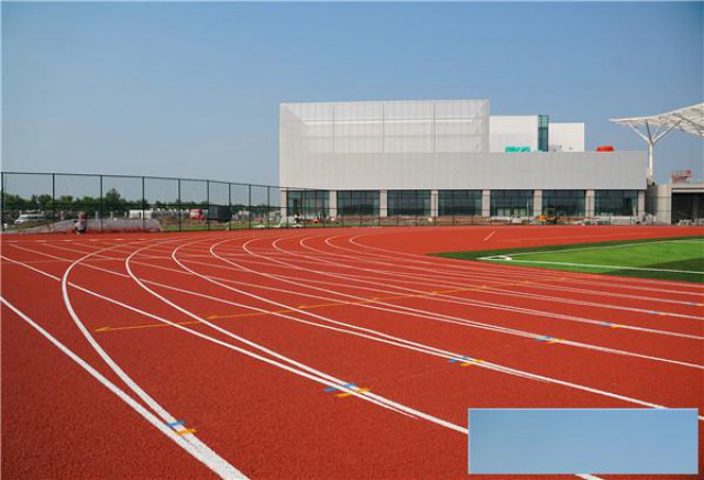 全面对比预制型跑道与半预制型跑道