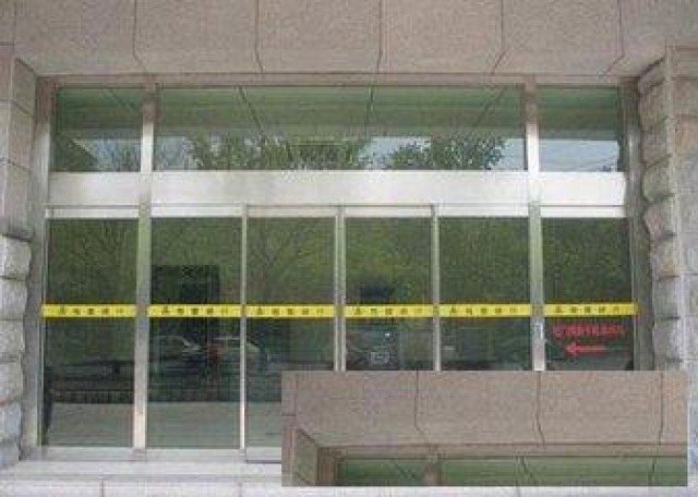 安装玻璃隔断修玻璃门