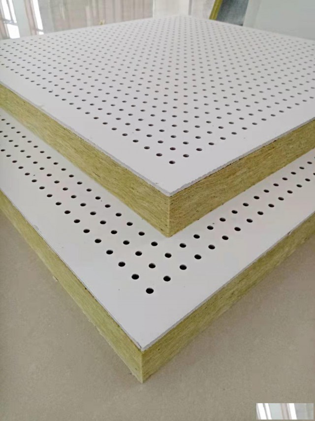穿孔硅酸钙复合吸音板学校机房降噪玻璃棉墙体隔音板穿孔吸音板