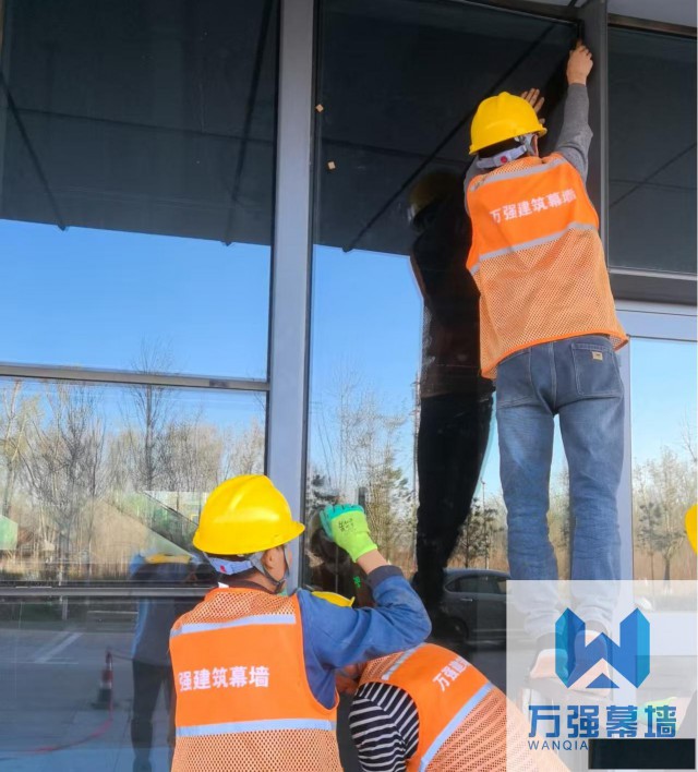成都幕墙玻璃施工，成都玻璃幕墙工程，玻璃幕墙拆除更换安装