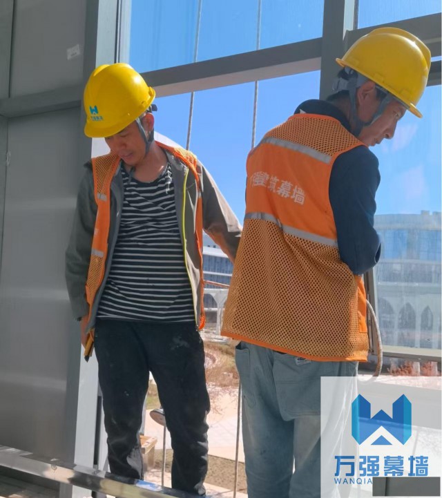 成都万强玻璃幕墙工程更换安装项目