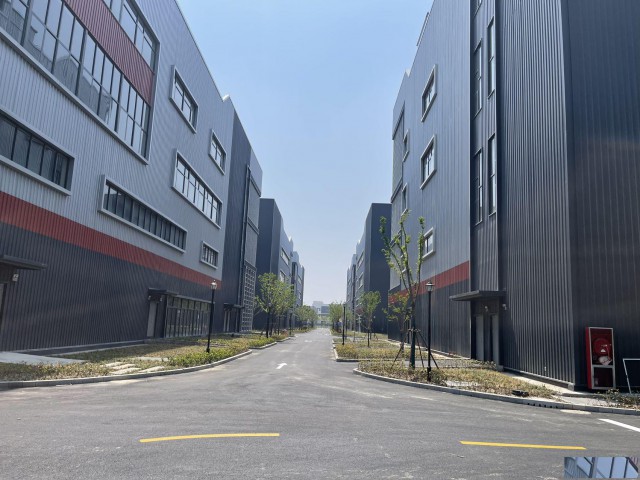 3吨货梯+9.5米层高，满足精密机械仪器生产需求