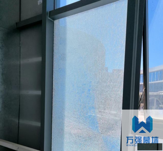 万强幕墙工程公司为大厦幕墙玻璃排险维修