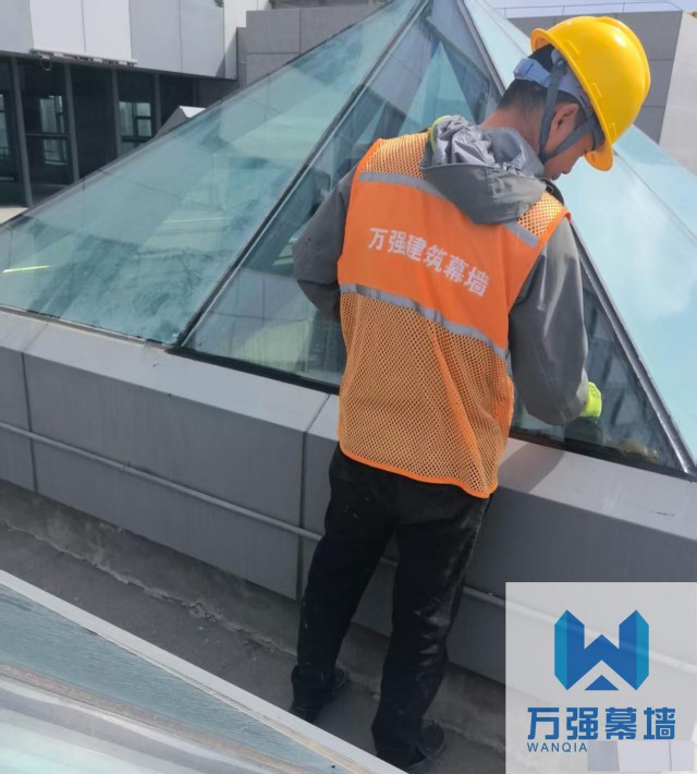 大厦幕墙玻璃拆除安装，维修维护项目就找四川万强公司