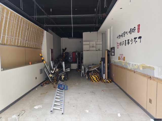 特佳铺编号25143运河区凤凰城B区临街210平门市出租