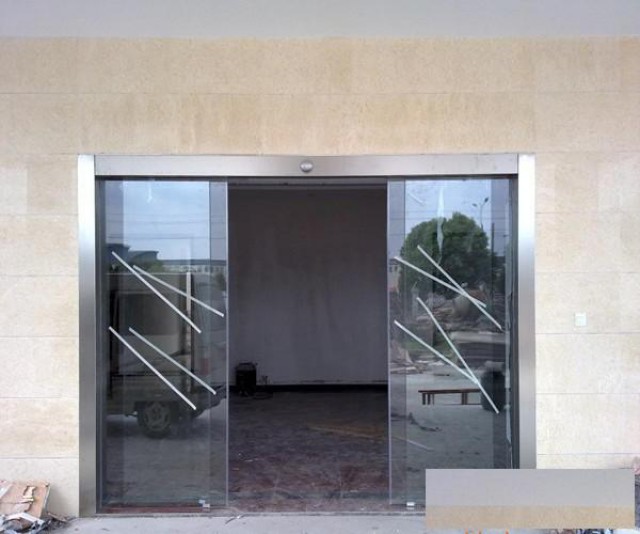 北京朝阳换玻璃安装玻璃隔断厂家