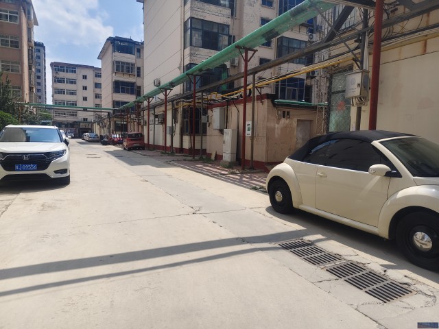 运河区隆华小区一楼68平出售带车位