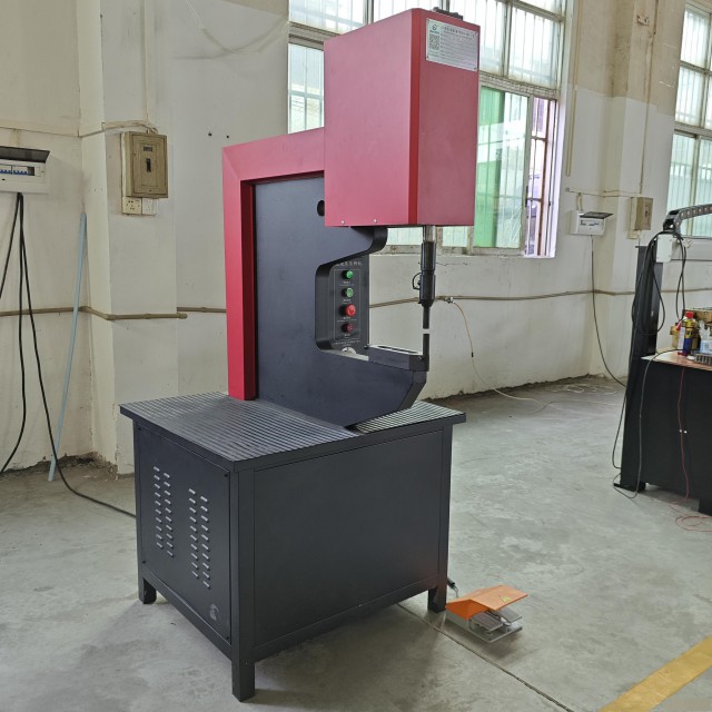 全自动5吨6吨8吨10吨液压不锈钢板铆合机冷轧板类铆接机