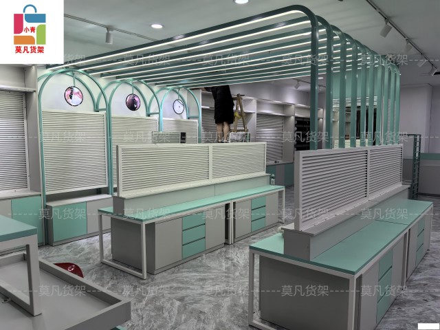 百货货架场景化的陈列组合