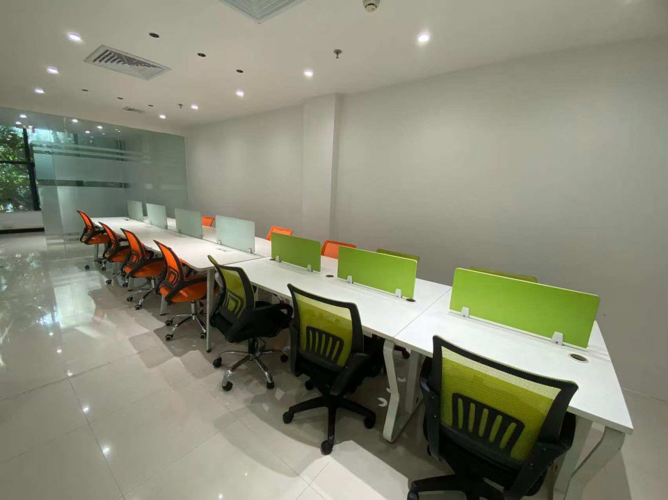 花都北站商圈写字楼招租，空调带家具，拎包即可办公