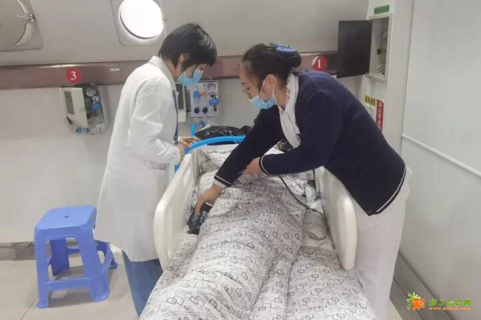 杭州81岁老人烤火中毒：我们能为父母做的，不止是嘘寒问暖