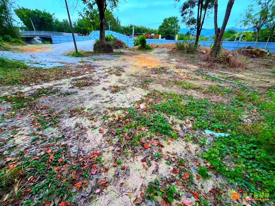 位于从化区城郊附近溪水边约4亩平地庄园整体转让，使用期限：长期使用，一次性转让费：72万元，土地占地