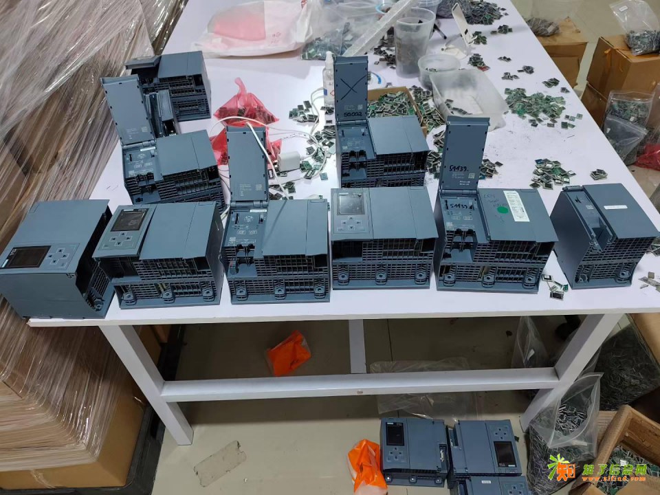 周工诚信高价回收拆机AB施耐德欧姆龙三菱plc模块
